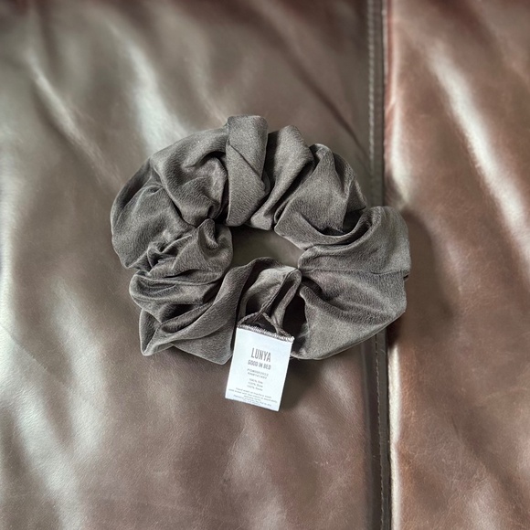 LUNYA NWOT Washable Silk Classic Scrunchie in Immersed Black One Size - Picture 3 of 3